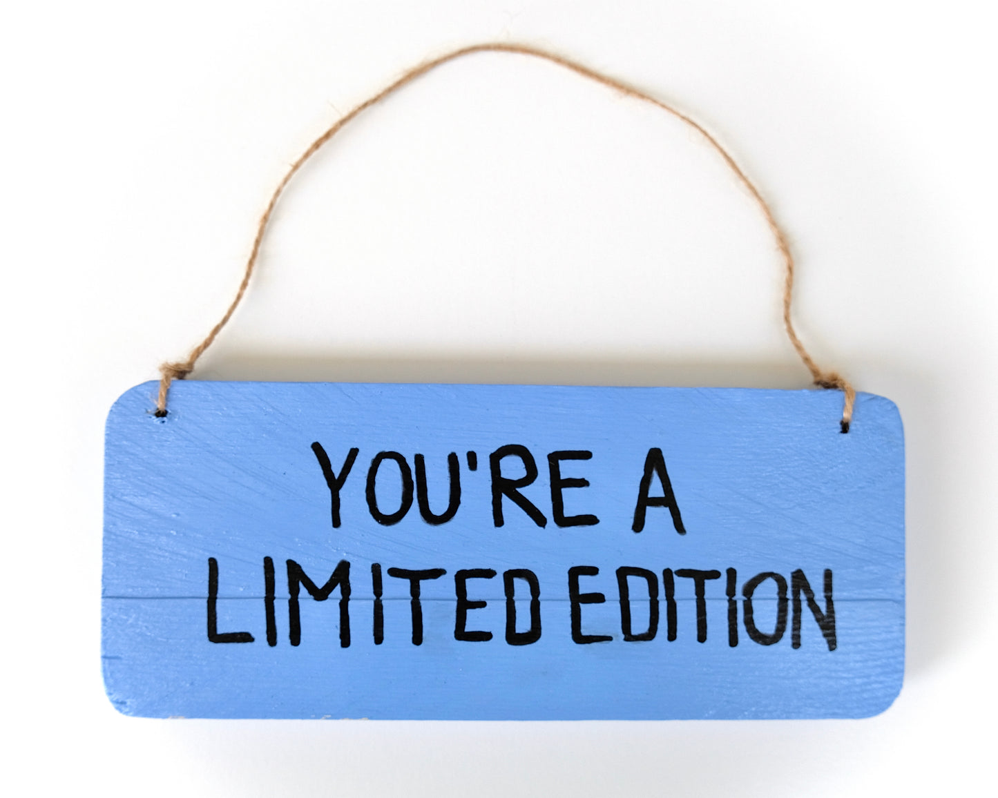 Einzigartiges Dekoschild aus Holz mit insprierendem Zitat in blau