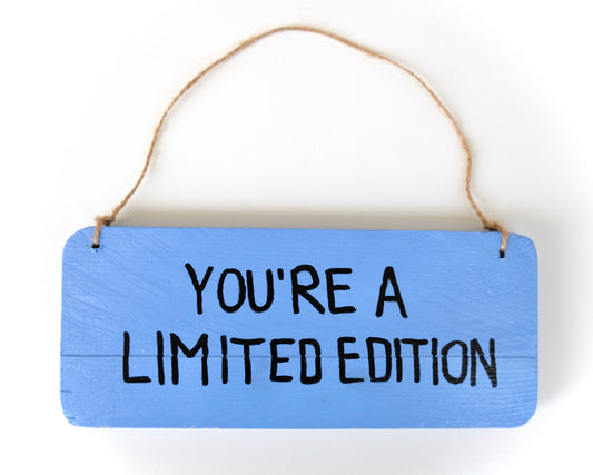 Einzigartiges Dekoschild aus Holz mit insprierendem Zitat in blau